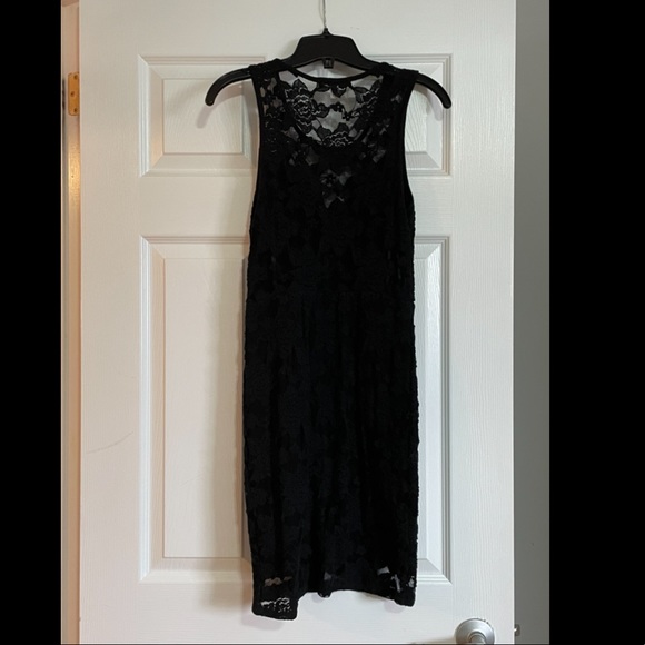 Fitted black dress with lace detail. Sweetheart neckline with mesh. Monteau - Picture 2 of 5